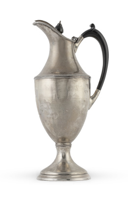 1314.  Cafetera de estilo Carlos IV de plata con mango y remate de madera. Con marcas.S. XX.