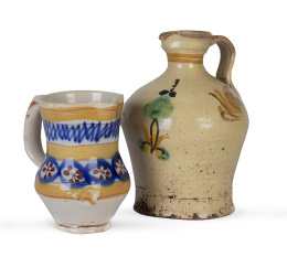1148.  Lote de dos piezas de cerámica esmaltada:Una jarra de Manises y una aceitera de Puente del Arzobispo, S. XIX.