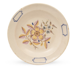 1062.  Plato de cerámica esmaltada con flor en el asiento, en rosa y amarillo.Levante, S. XIX.