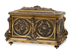 1263.  Cofre de bronce dorado decorado con medallones con puttis e instrumentos musicales.Francia, marcado "A.B. Paris",  ff. del S. XIX.