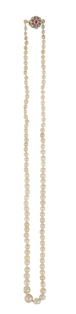 34.  Collar de un hilo de perlas de pp. S. XX con tamaño graduad