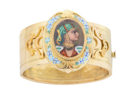 24.  Brazalete ancho Orientalista S. XIX con esmalte central de dama con turbante sobre marco oval decorado con de flores de esmlate azul 