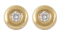 193.  Pendientes dormilonas con chatón de brillante central en marco de oro liso