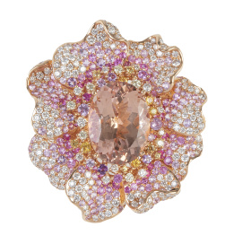 336.  Sortija con diseño de gran flor con morganita central rodeada de pétalos ondulados cuajados de brillantes y zafiros rosas