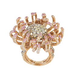 337.  Sortija flor con diseño de gran crisantemo cuyo centro está realizado en pavé de brillantes fancy rodeados por pétalos finos de zafiros rosas 