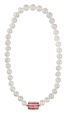 214.  Collar de un hilo de perlas australianas, con cierre arquea