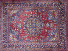 575.  Alfombra en lana de campo rojo con decoración de flores y medallón central.Persia (Saevar).