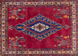 641.  Alfombra de lana de campo rojo, con medallón central.Persa tribal (afshar).