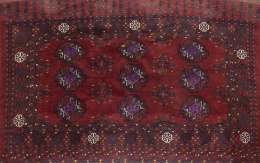 573.  Alfombra antigua de colección, de campo granate y elementos geométricos, con detalles en seda.Turkmenistan, h. 1900.