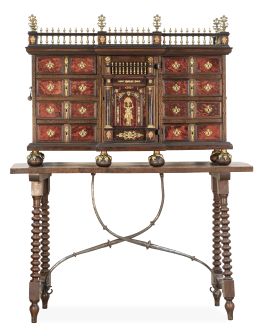 540.  Papelera de madera de palosanto, latón y carey.Trabajo hispanoflamenco, S. XVIII.