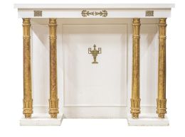 1019.  Consola de madera pintada de blanco y dorada con patas de columnas antiguas, decoradas con flores de loto.