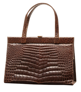 403.  Gran bolso en piel de cocodrilo marrón oscuro, con dos asas cortas