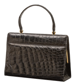 405.  Bolso piel de cocodrilo negro, con asa corta y cierre lateral