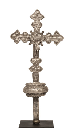 598.  Cruz procesional de plata con Cristo crucificado. Con marca