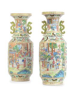 1164.  Pareja de jarrones cantoneses de familia rosa, de porcelana esmaltada y dorada con escenas palaciegas.China, dinastia Qing S. XIX.