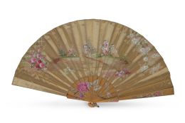 1218.  Abanico pericón con país de tela pintada con escena dieciochesca con niños al aire libre y varillaje de madera con rosas pintadas.S. XX.