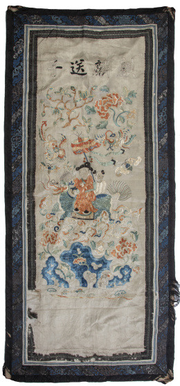 1165.  Seda bordada en hilos de color con jinete y un niño sobre un dragón.China, S. XIX.