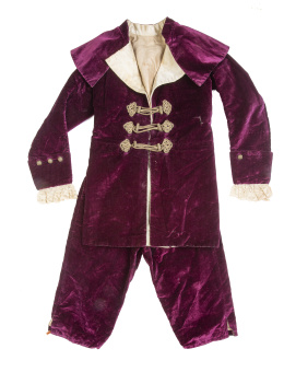 702.  Disfraz de niño en terciopelo púrpura, forro de seda, aplicaciones de hilo dorado y encaje en las mangas.S. XIX.