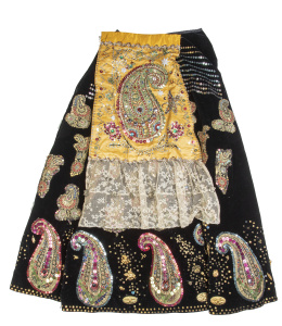 681.  Falda y pañoleta de terciopelo negro con encaje y decoración de "boteh" en hilo de color y lentejuelas.La falda con escudo de Prusia de metal dorado.Prusia, pp. del S. XX.