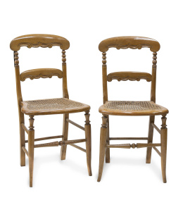 1168.  Pareja de sillas con asiento de enea de madera frutal.Francia, S. XIX.