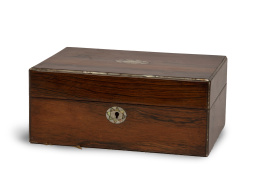 691.  Caja de madera de palosanto con aplicación de nácar.Inglaterra, S. XIX.