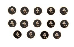 431.  Botonadura S. XIX compuesta por 14 botones de oro y ónix con rácimo de perlitas de cristal