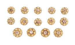 432.  Botonadura S.XIX compuesta por 14 botones de oro con diseño de flor de oro con centros de strass
