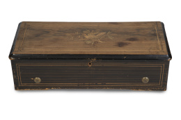 693.  Caja de música de madera con marquetería con pájaro en la tapa.Francia, S. XIX.