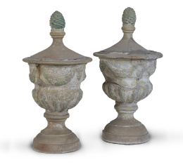 1100.  Pareja de copas decorativas en barro con restos de policromía rematadas por piñas.