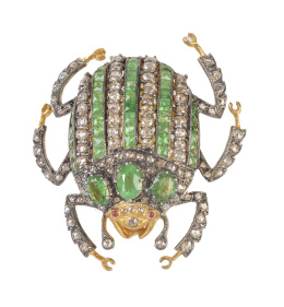 121.  Broche escarabajo de diamantes y esmeraldas en montura de p