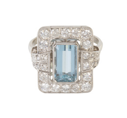 401.  Sortija con aguamarina central de talla esmeralda con marco de brillantes 