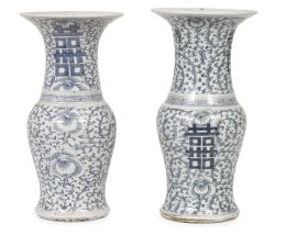 1315.  Pareja de jarrones de porcelana esmaltada en azul de cobalto y blanco.China, S. XIX.