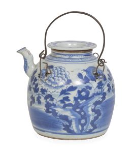 1396.  Tetera de porcelana esmaltada en azul y blanco.China, finales del S. XIX - principios del S. XX.