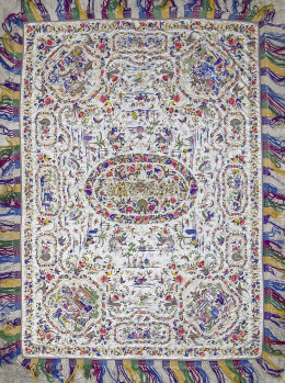 1215.  Colcha en seda bordada con hilos de color y flecos de colores. Alguna mancha.China, S. XIX.
