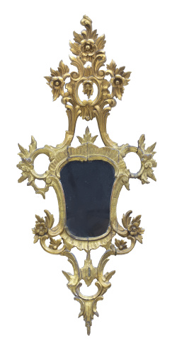 722.  Cornucopia Carlos III de madera tallada y dorada con copete decorado con flores.España, S. XVIII.