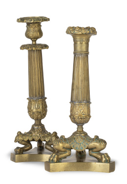 694.  Dos candeleros de bronce sobre pies de trípode.Francia, S. XIX.
