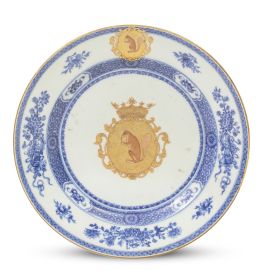 562.  Plato blasonado de porcelana de Compañía de Indias esmaltado en azul y dorado.China, dinastia Qing, periodo Qianlong, S. XVIII.