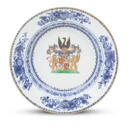 561.  Plato hondo blasonado de Compañía de Indias de porcelana esmaltada en azul, verde, ocre y negro.China, dinastía Qing, periodo Qianlong,S. XVIII.