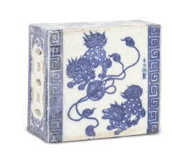 1196.  Almohada de porcelana esmaltada en azul y banco con quimeras.China, S. XIX - XX.