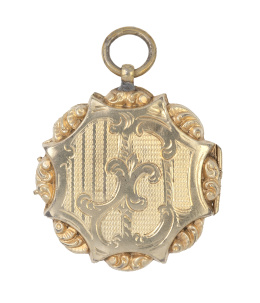 17.  Colgante guardapelo S. XIX con decoración guilloché grabada