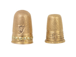 18.  Conjunto de dos dedales en oro de pp. S. XX con decoración grabada en la base