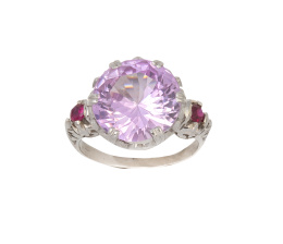 192.  Sortija con rosa de Francia oval flanqueada por rubíes sintéticos