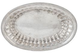 1434.  Palangana oval gallonada de plata en su color. Con marca fiscal.Forcada, Virreinato de Nueva España, finales del S. XVIII - pricipios del S. XIX. 