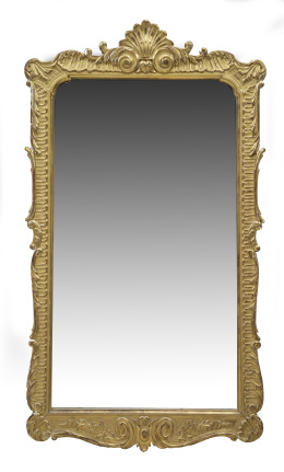 1296.  Espejo de madera de pino tallada y dorada rematado por vene
