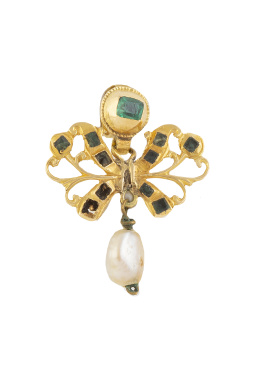 3.  Colgante populra con diseño de diseño lazo calado con perla barroca colgante, decorado con esmeraldas
