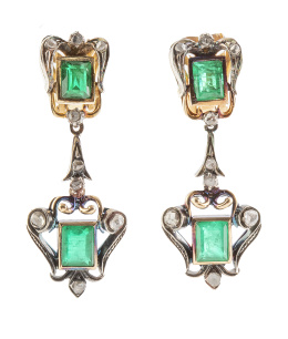 41.  Pendientes largos con diseño de pp. S. XX de cartelas con diamantes, dos esmeraldas y dos vidrios verdes