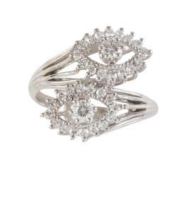 398.  Sortija tu y yo de brillantes en dos formas ojivales con brillantes centrales