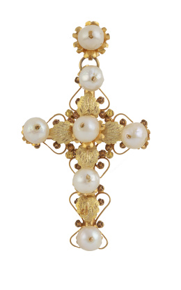 55.  Cruz colgante en oro y perlas de perlas sobre hojas de oro 