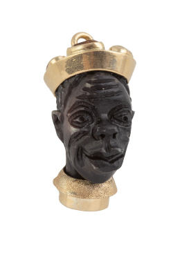 232.  Colgante charm con cabeza de africano con sombrero decorado