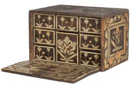 1241.  Papelera de madera con incrustaciones de hueso con decoración vegetal.Trabajo indoportugués, Goa, S. XVII.